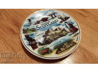 Красива порцеланова чиния от Шотландия.