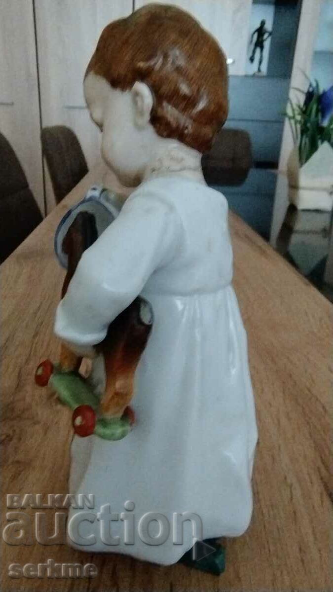 Porcelain figure with price 25.00 BGN | € 12.78 Porcelain figure with price 25.00 BGN | € 12.78