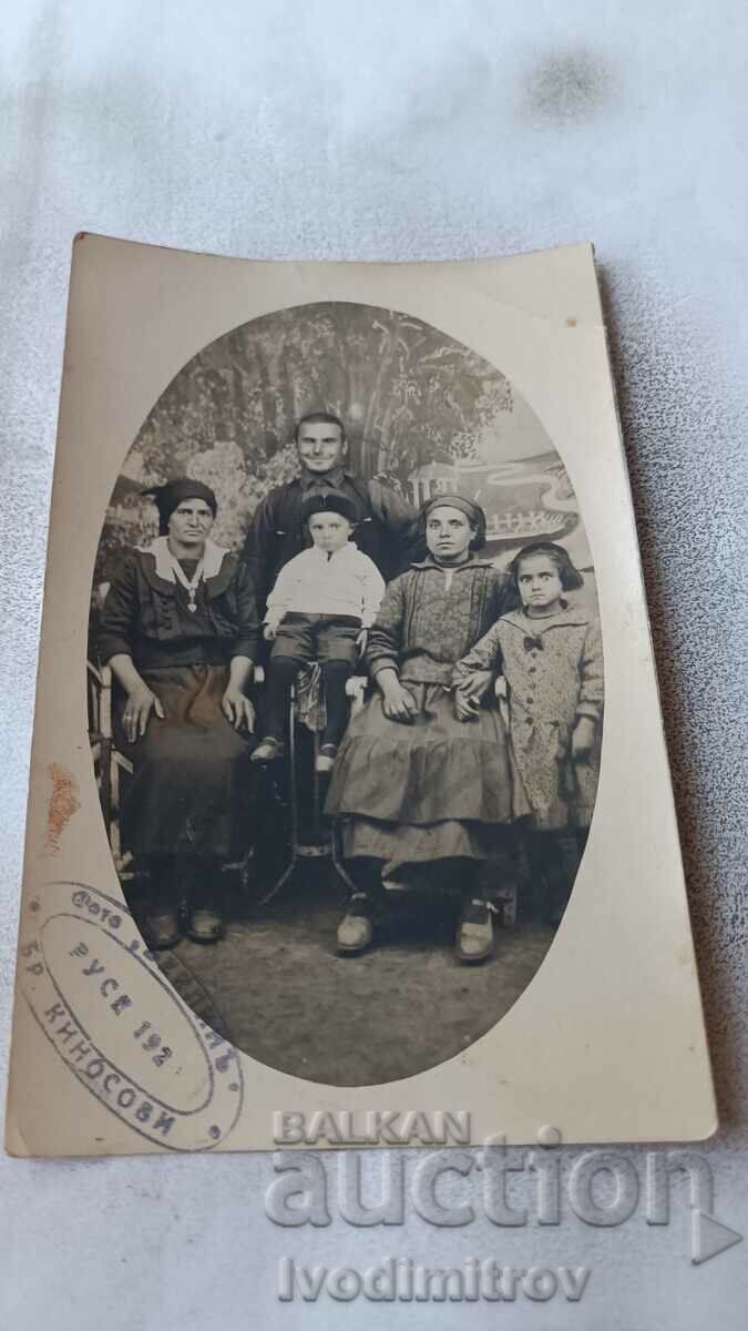 Photo Rousse Man two women and two children