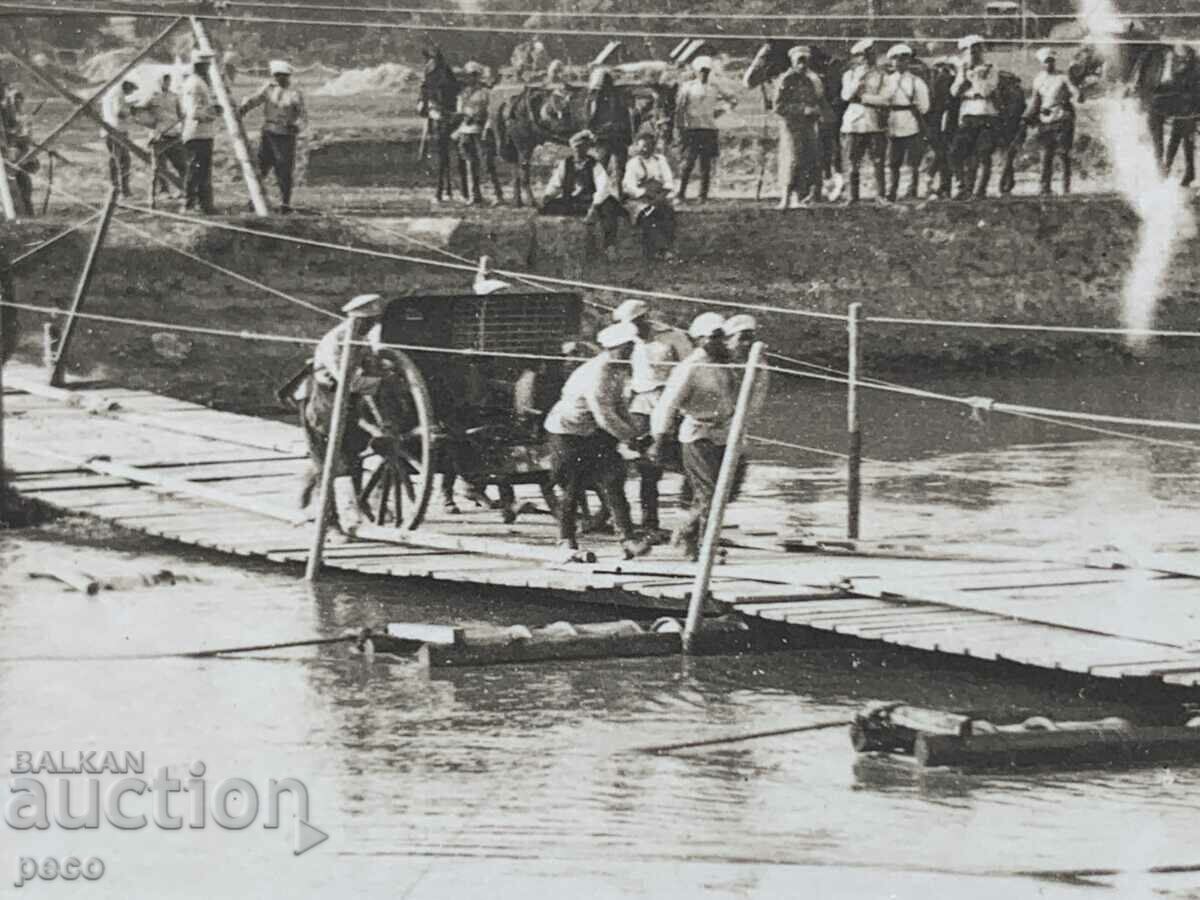 Παλιά φωτογραφία στρατιωτική γέφυρα πλωτού Pontooners με τιμή 10.00 BGN | € 5.11 Παλιά φωτογραφία στρατιωτική γέφυρα πλωτού Pontooners με τιμή 10.00 BGN | € 5.11