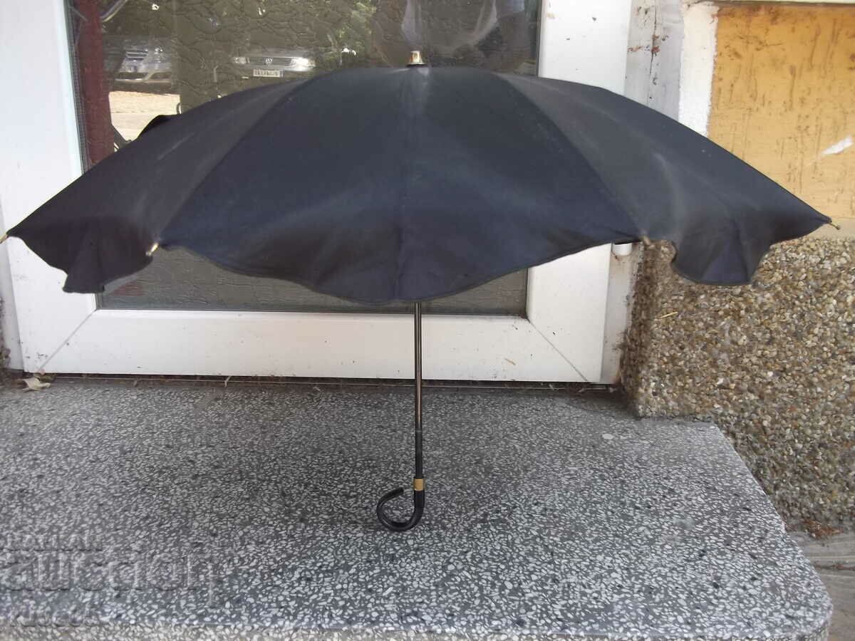 Delivery of Women's old umbrella Delivery of Women's old umbrella