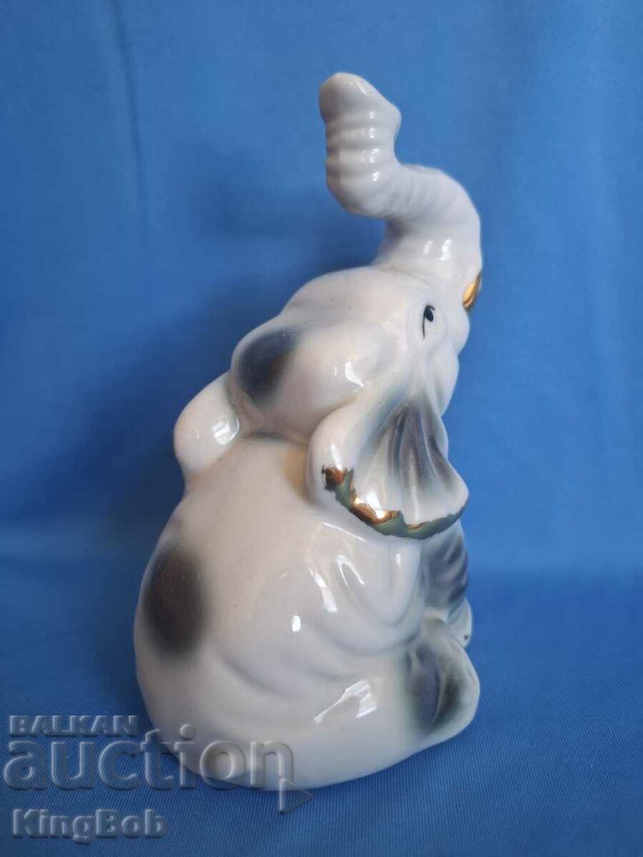 EXCELENTĂ FIGURĂ DE PORCELAN VINTAGE "ELEFANT ȘEZUT" cu preț 10.00 BGN | € 5.11