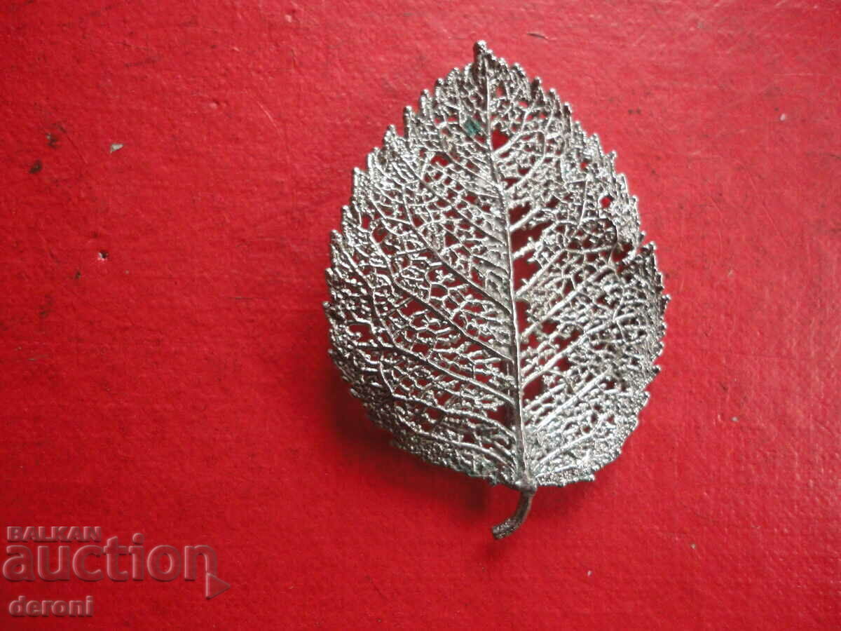 A great leaf brooch with price 10.00 BGN | € 5.11 A great leaf brooch with price 10.00 BGN | € 5.11