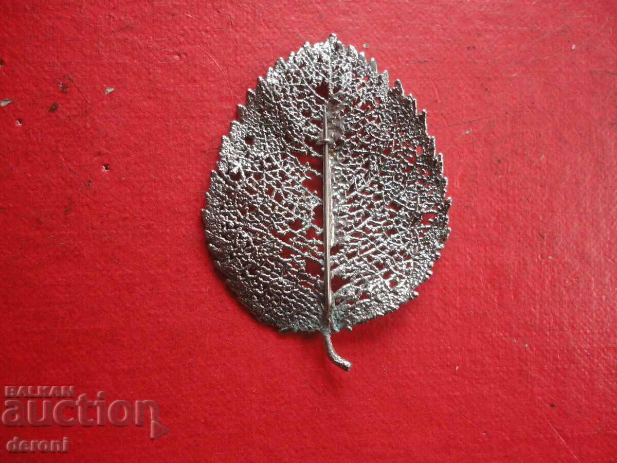 Auction A great leaf brooch Auction A great leaf brooch