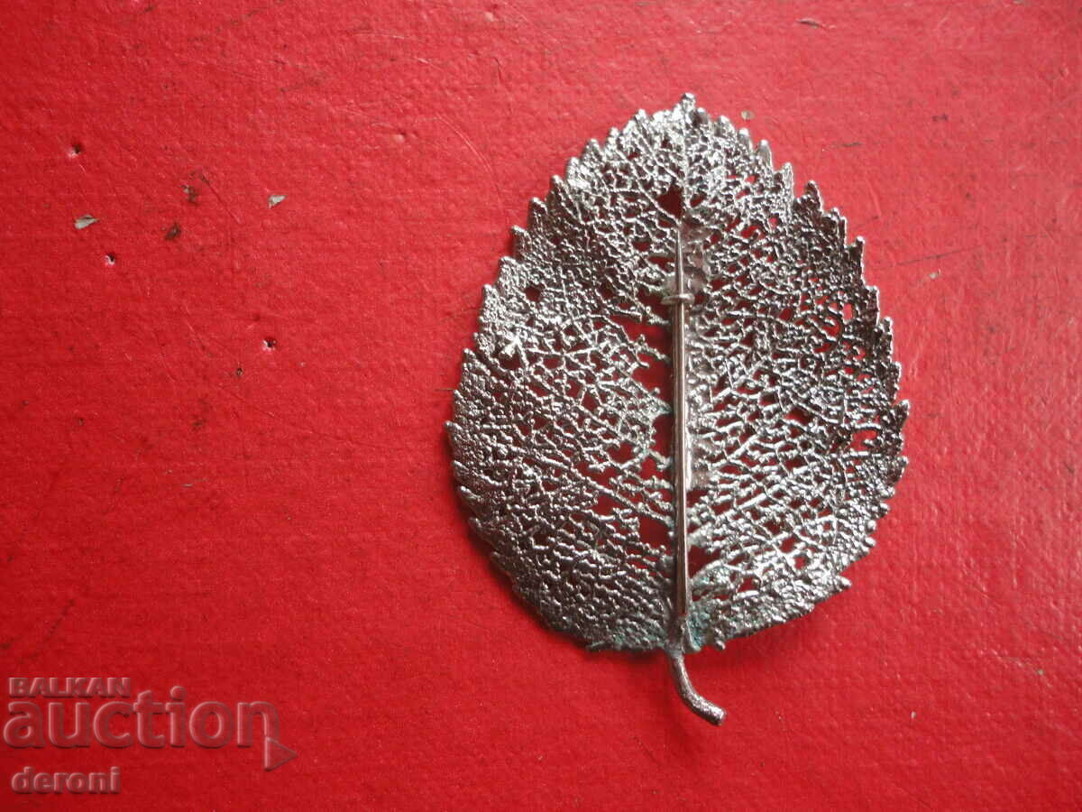Delivery of A great leaf brooch Delivery of A great leaf brooch