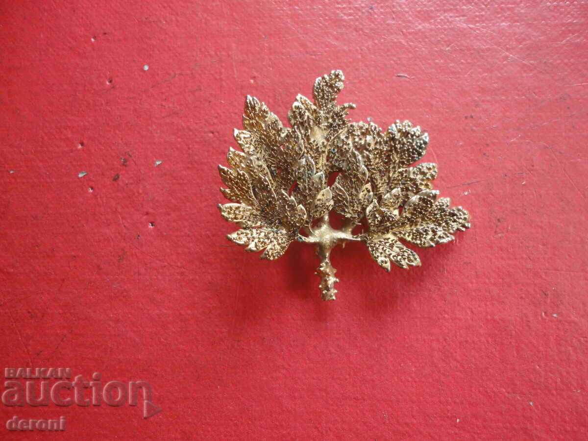 Auction Gilt brooch leaf 52 Auction Gilt brooch leaf 52