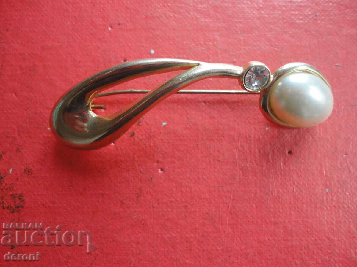 Broșă cu perle placată cu aur 56 cu preț 10.00 BGN | € 5.11 Broșă cu perle placată cu aur 56 cu preț 10.00 BGN | € 5.11