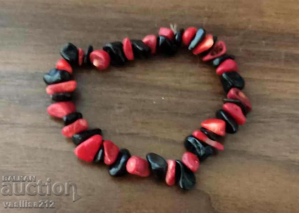 Bracelet with coral and onyx