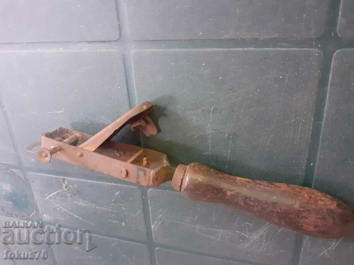 An old device - a tool with price 33.00 BGN | € 16.87 An old device - a tool with price 33.00 BGN | € 16.87