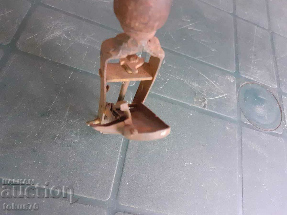 Auction An old device - a tool Auction An old device - a tool