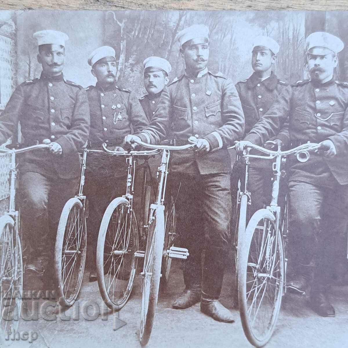 Свързочници с велосипеди 1907 г. стара снимка колела