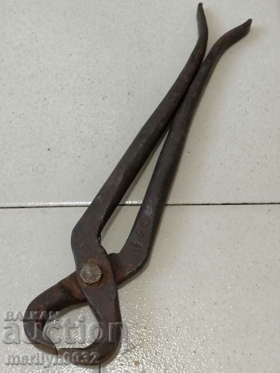 Auction Old blacksmith's tongs, shingles, wrought iron Auction Old blacksmith's tongs, shingles, wrought iron
