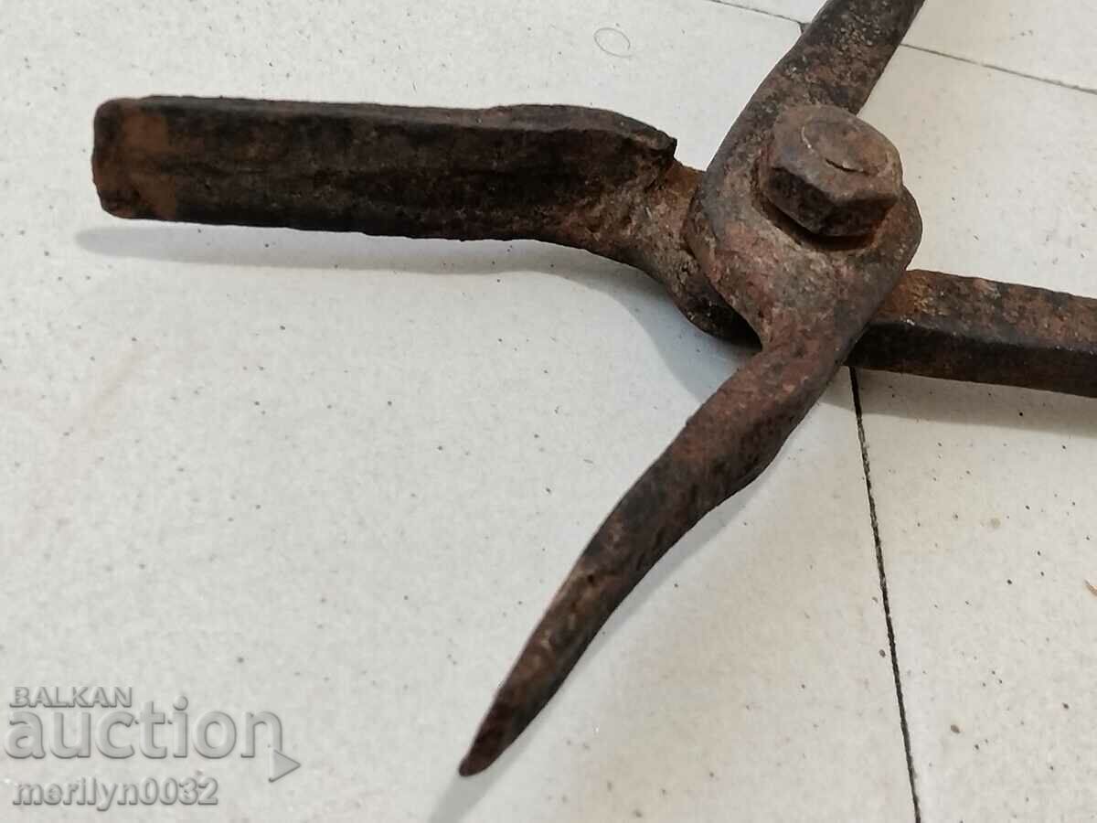 Παράδοση Παλιά λαβίδα σιδηρουργού, έρπητα ζωστήρα, σφυρήλατο σίδερο