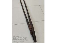 Clești vechi de fierar, șindrilă, fier forjat