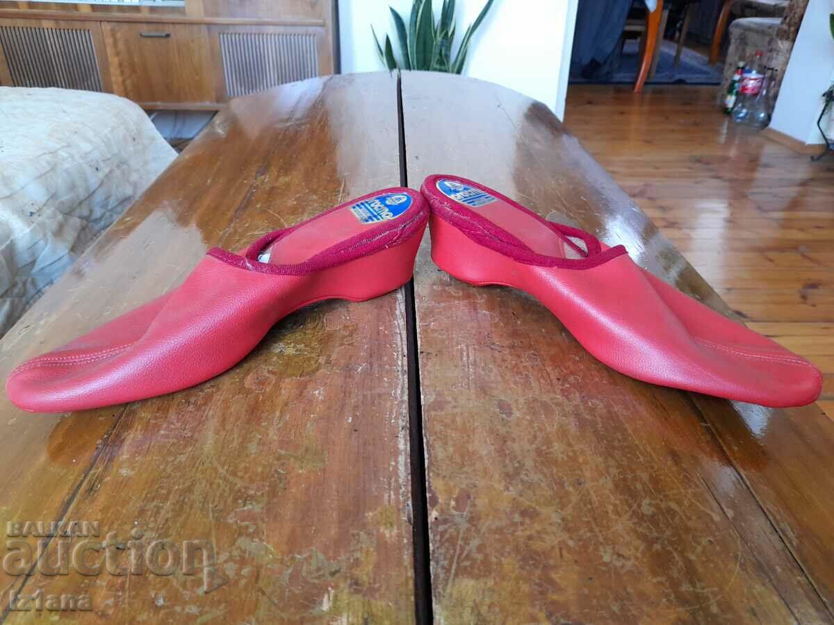 Papuci Bătrâni Mladost Augusta cu preț 37.00 BGN | € 18.92