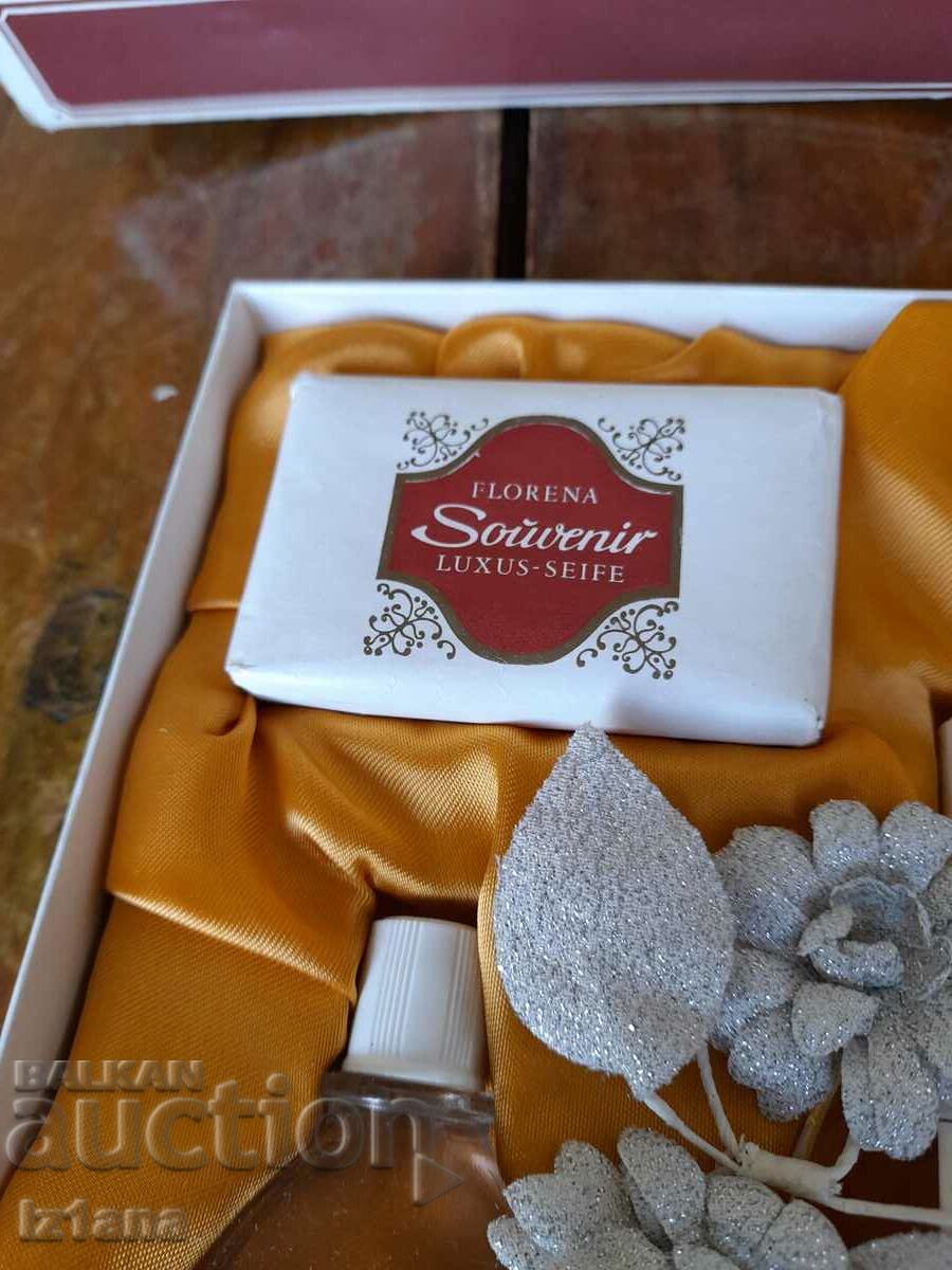 Auction  Old Florena cosmetic set