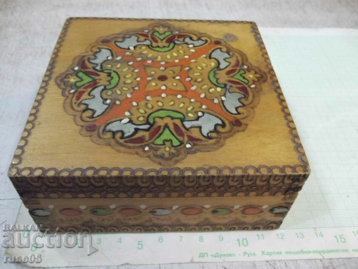 Кутия дървена пирографирана квадратна от соца - 1