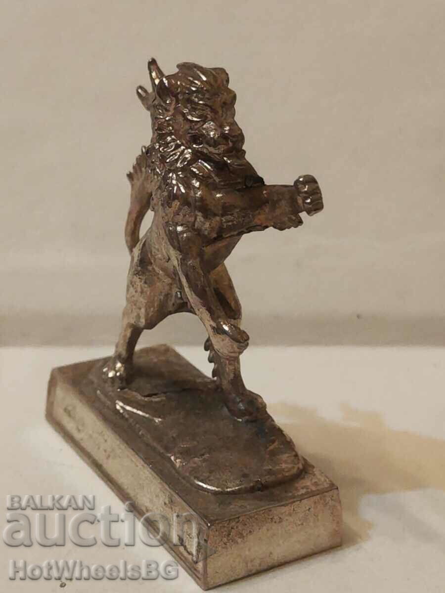 CUTIA DE chibrituri LESNEY. - 1975 cu preț 20.00 BGN | € 10.23 CUTIA DE chibrituri LESNEY. - 1975 cu preț 20.00 BGN | € 10.23