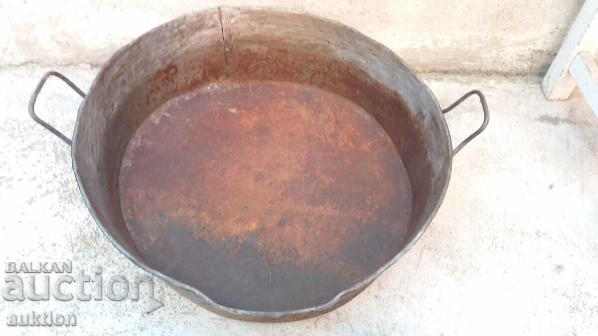 Veche tavă masivă pentru miei, lutenitsa etc. cu preț 14.99 BGN | € 7.66 Veche tavă masivă pentru miei, lutenitsa etc. cu preț 14.99 BGN | € 7.66