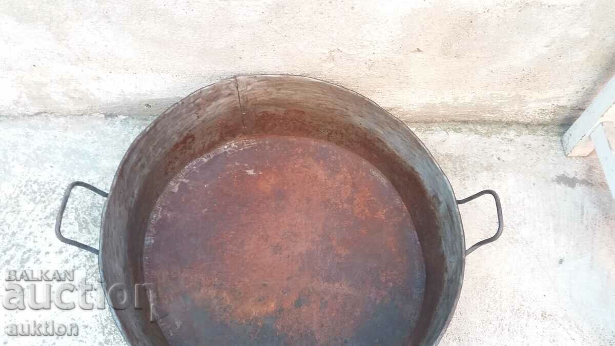 Licitație Veche tavă masivă pentru miei, lutenitsa etc. Licitație Veche tavă masivă pentru miei, lutenitsa etc.
