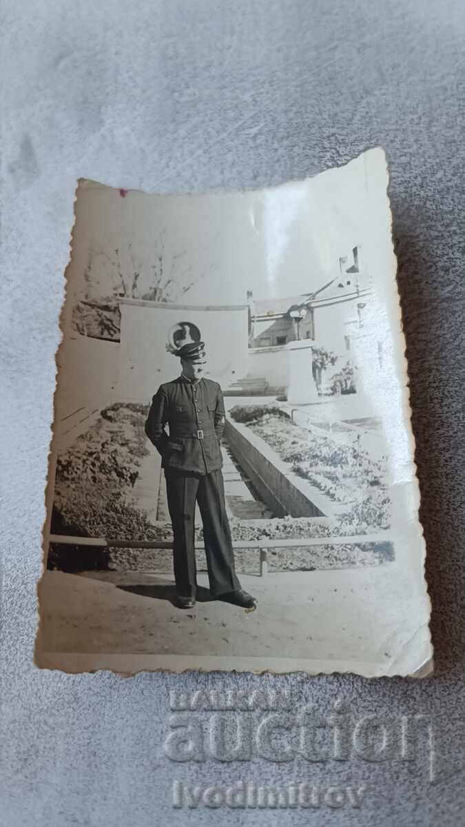Φωτογραφία Φοιτητής μπροστά από ένα μνημείο 1939