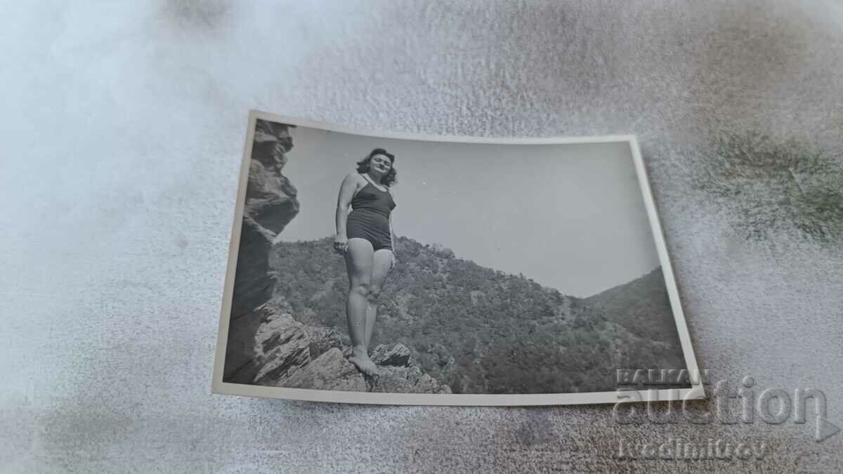 Photo Young girl in vintage swimsuit on a rock