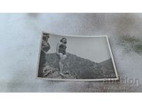 Φωτογραφία Νεαρό κορίτσι με vintage μαγιό σε βράχο