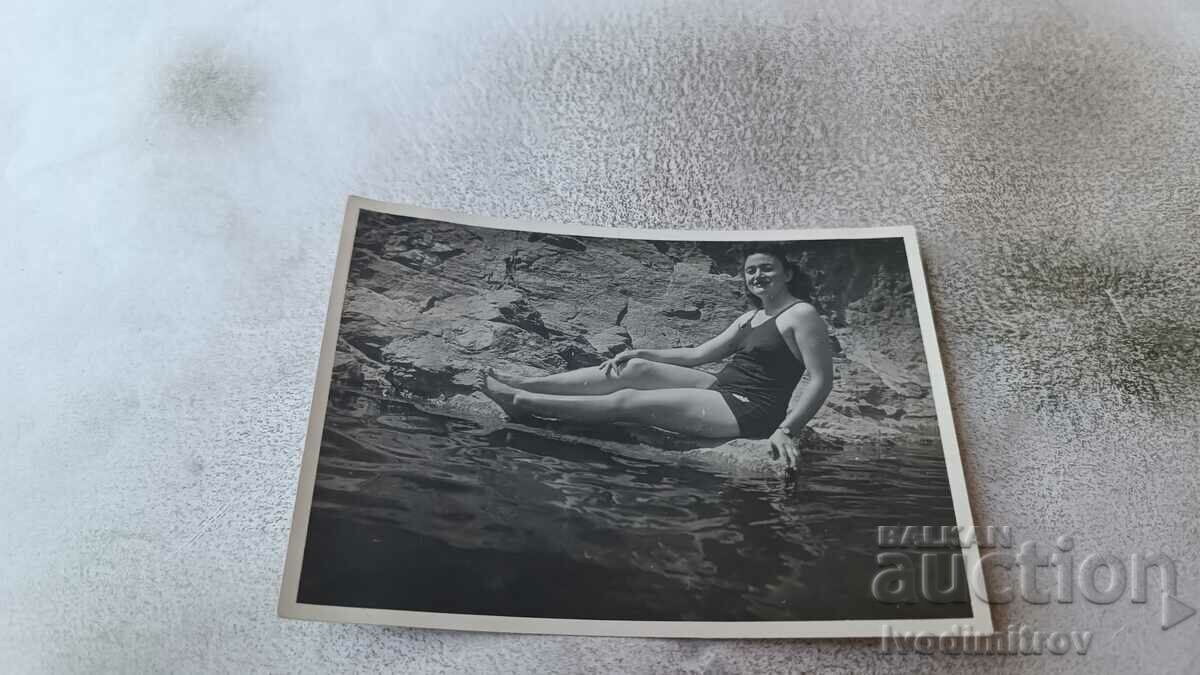 Снимка Младо момиче с ретро бански на брега на морето