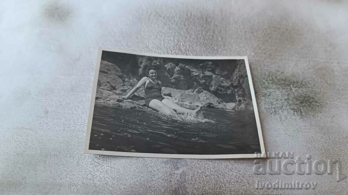 Снимка Младо момиче с ретро бански на брега на морето
