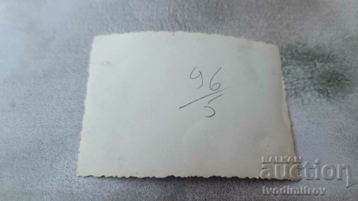 Φωτογραφία Νεαρό κορίτσι με ρετρό στην προβλήτα με τιμή 1.85 BGN | € 0.95