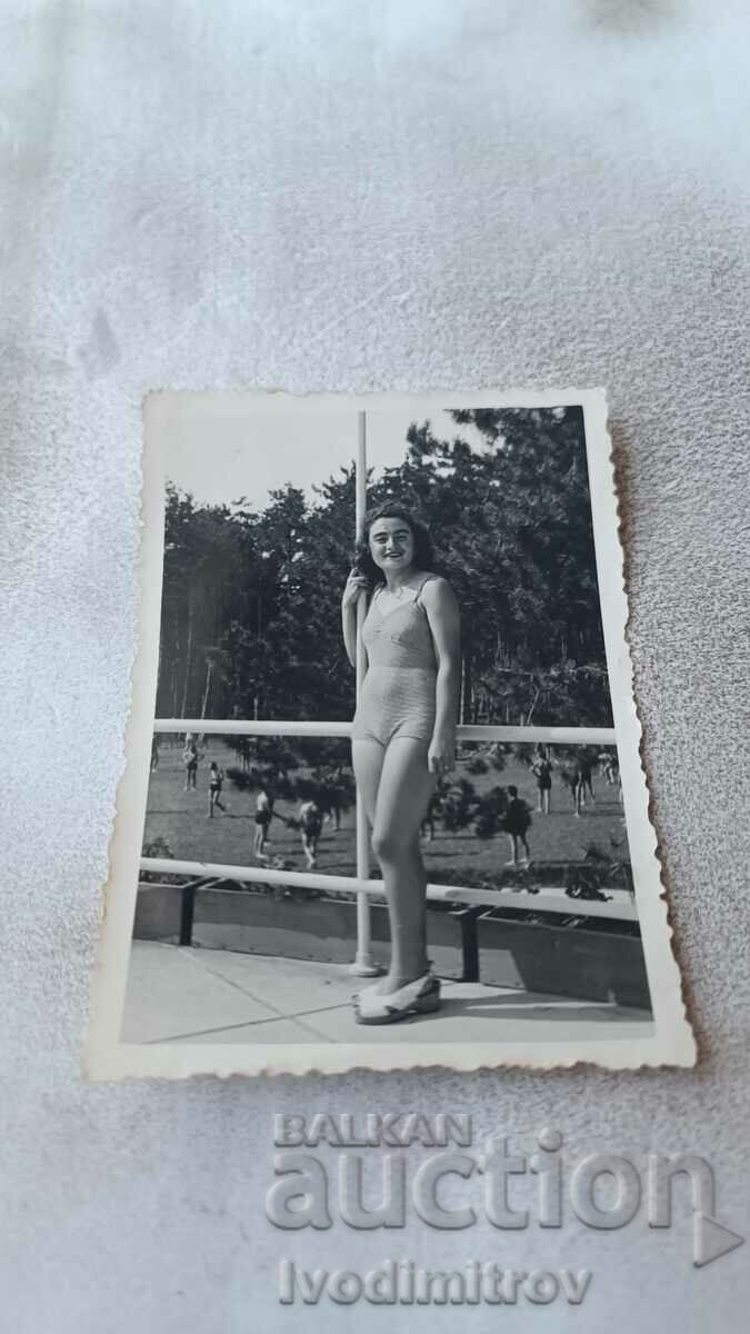 Foto Fată tânără cu retro pe dig