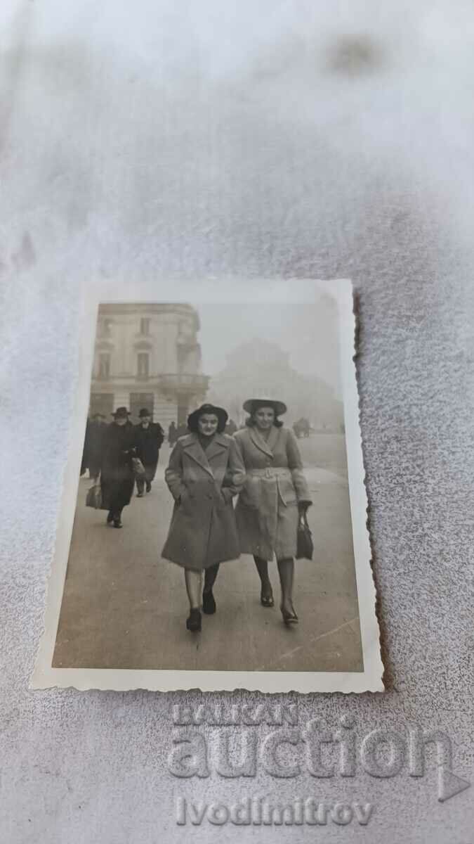 Photo Sofia Two young women in front of the Courthouse