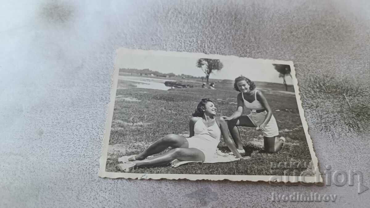 Снимка София Две млади момичета покрай река 1940