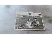 Снимка София Две млади момичета покрай река 1940