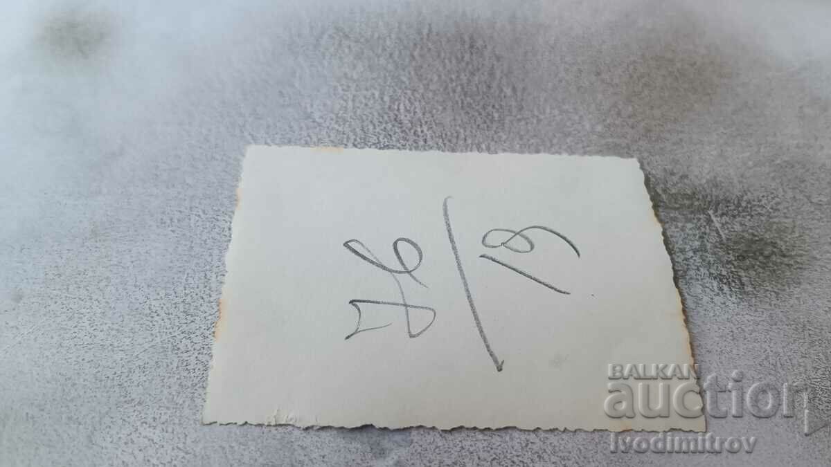 Fotografie Sofia O fată tânără în fața Tribunalului cu preț 2.35 BGN | € 1.20