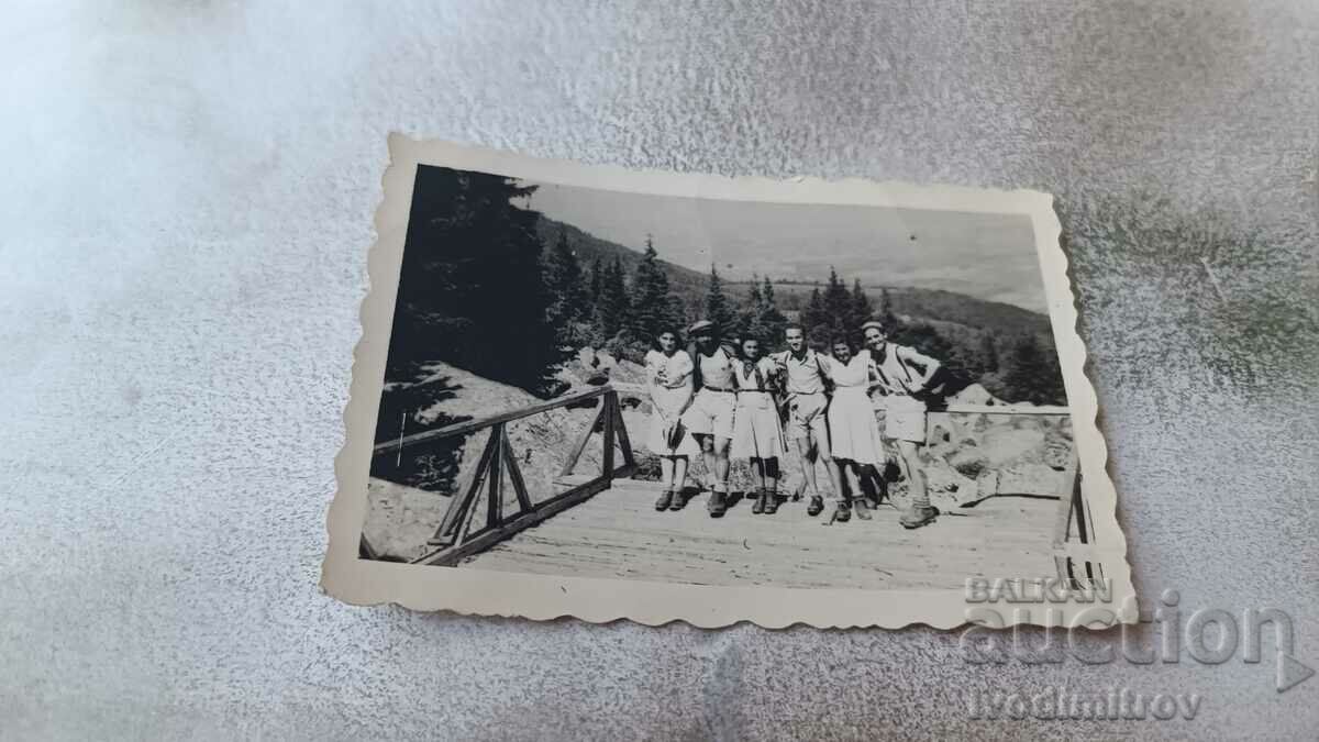 Φωτογραφία Σοφία Νέοι άνδρες και γυναίκες σε μια εκδρομή στη Βίτοσα 1940