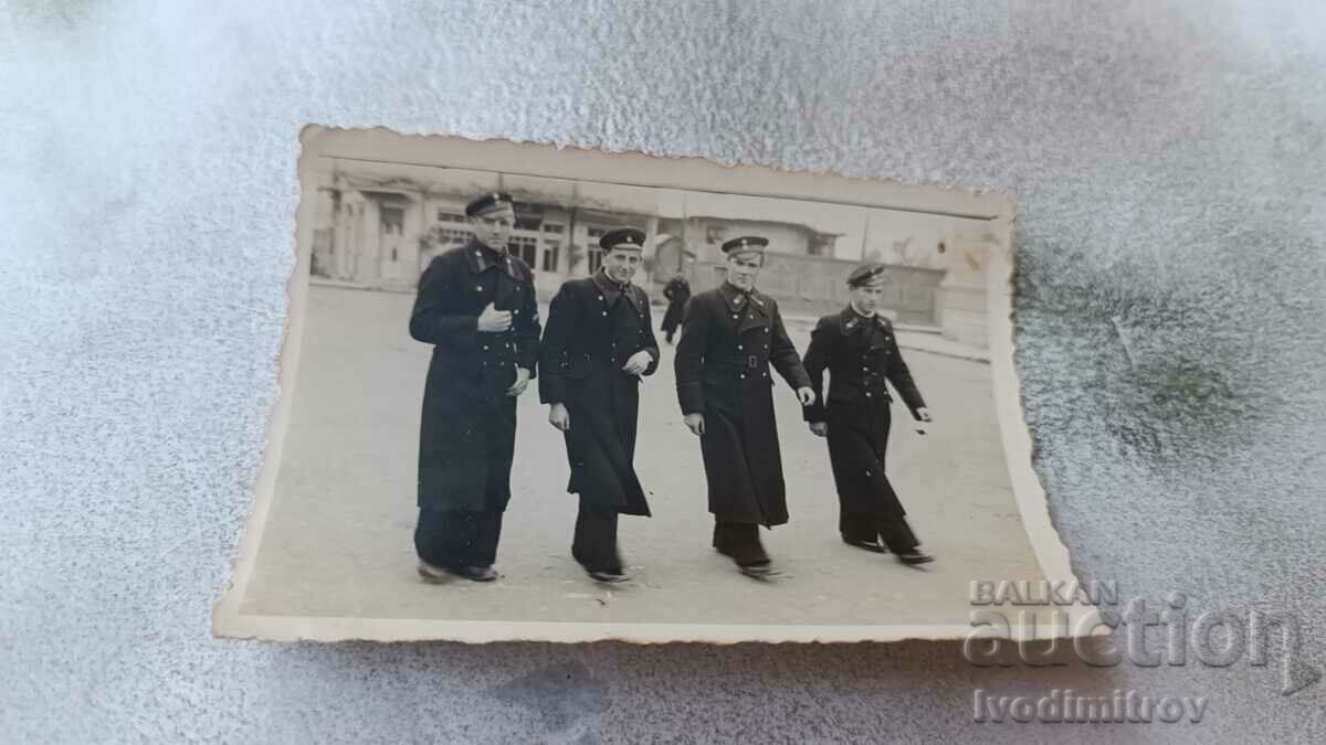 Снимка Варна Четирима курсанти на разходка