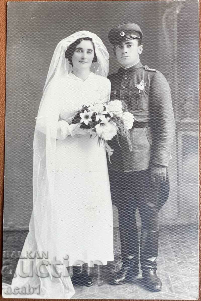 Младоженци военен