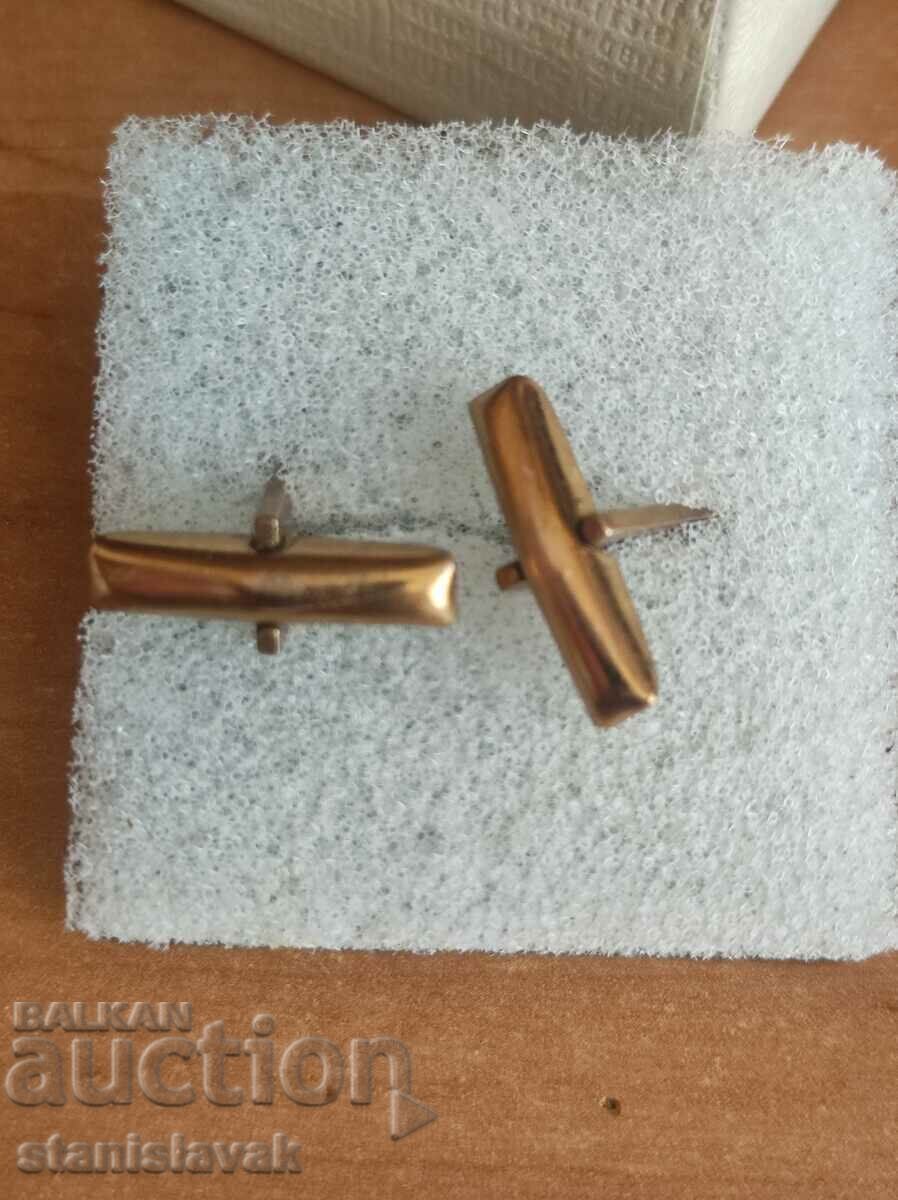 Butoniere cu lei emailate cu aurire cu preț 40.00 BGN | € 20.45 Butoniere cu lei emailate cu aurire cu preț 40.00 BGN | € 20.45