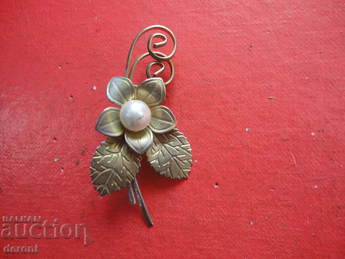 Amazing flower brooch with pearl with price 10.00 BGN | € 5.11 Amazing flower brooch with pearl with price 10.00 BGN | € 5.11