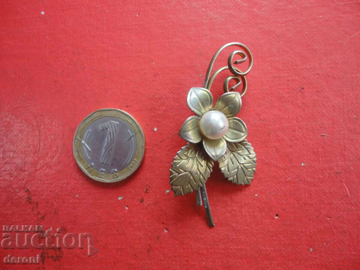 Amazing flower brooch with pearl
