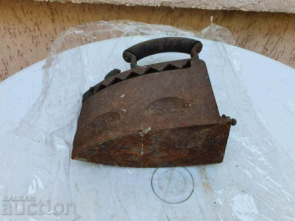 A hundred-year-old iron on fire. Perfectly preserved. - 5