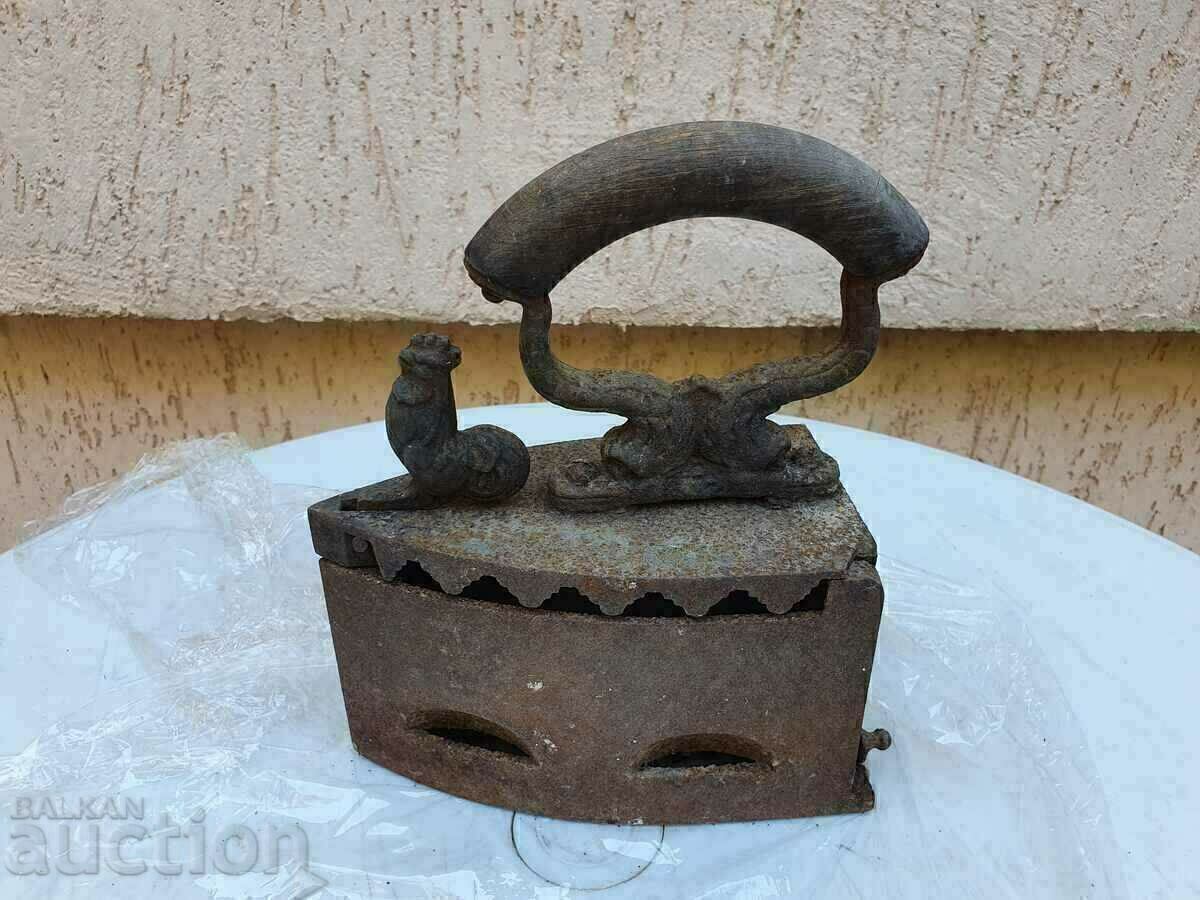 Un fier de călcat de o sută de ani în flăcări. Perfect conservat. Un fier de călcat de o sută de ani în flăcări. Perfect conservat.