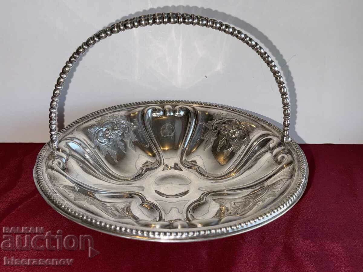 Metal fruit bowl with handle