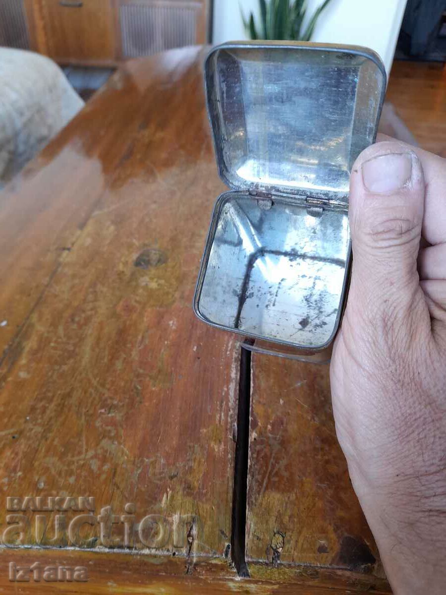 An old box of Georgian tea - 7 An old box of Georgian tea - 7