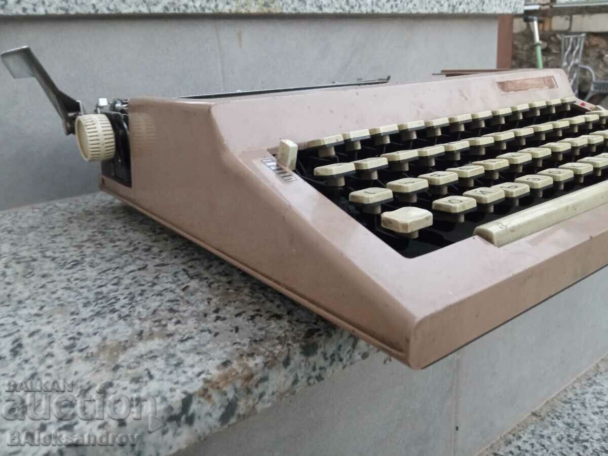 Auction Retro typewriter Auction Retro typewriter