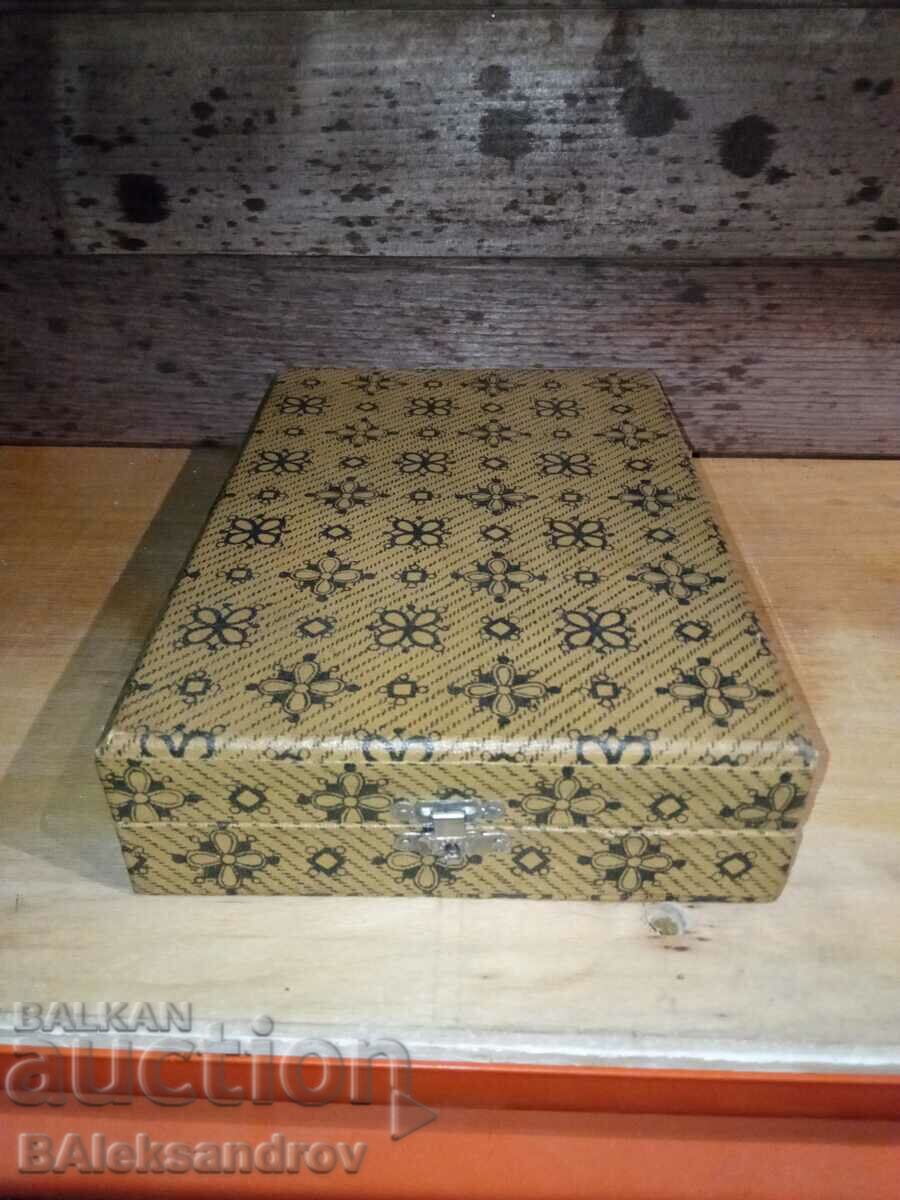 Стара кутия за прибори