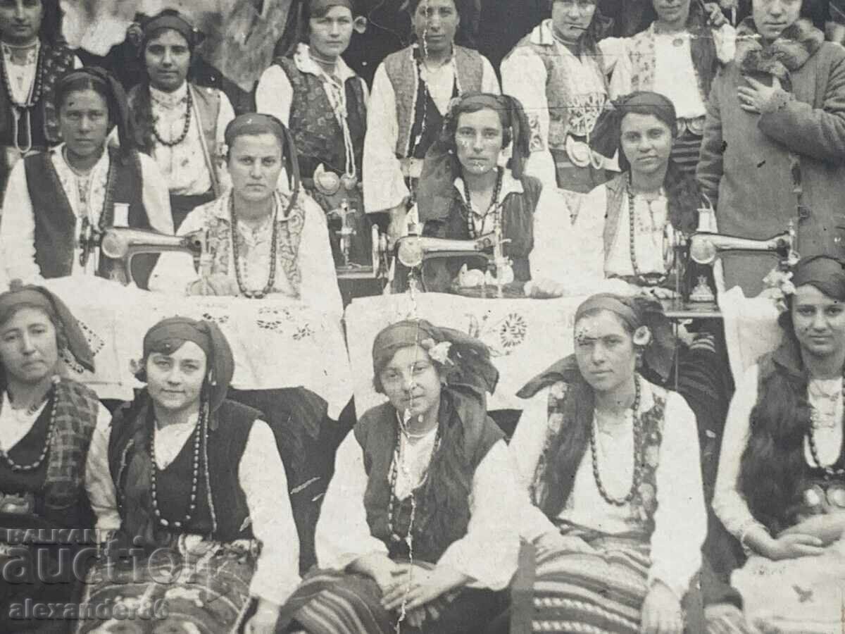 Auction Singer Sewing and Embroidery Course Auction Singer Sewing and Embroidery Course