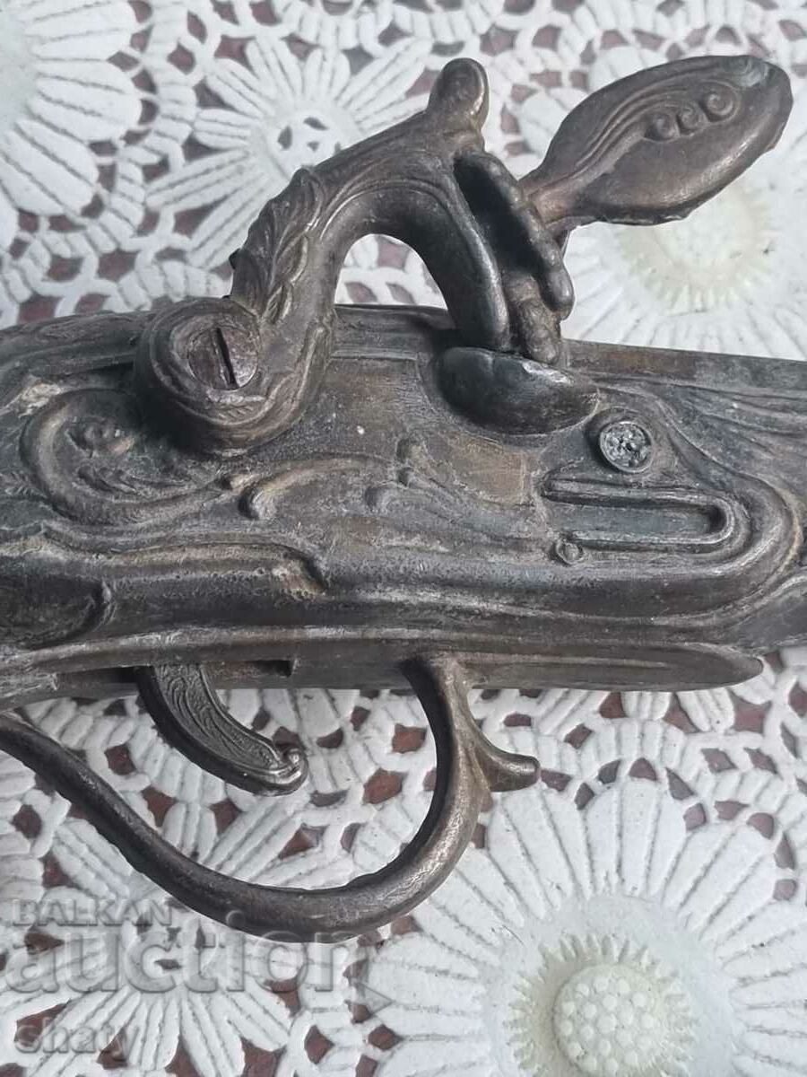 O pereche de pistoale antice cu cremene cu preț 180.00 BGN | € 92.03 O pereche de pistoale antice cu cremene cu preț 180.00 BGN | € 92.03