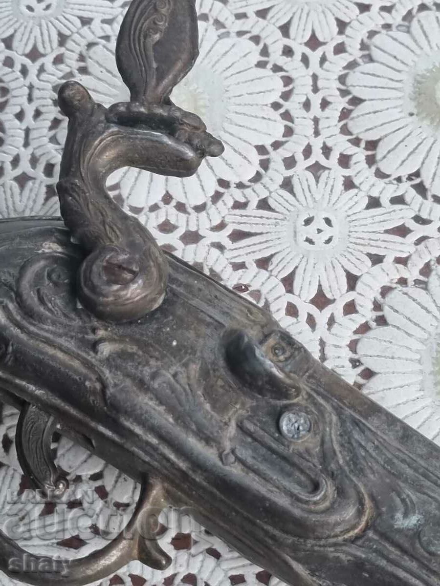 Livrarea O pereche de pistoale antice cu cremene Livrarea O pereche de pistoale antice cu cremene